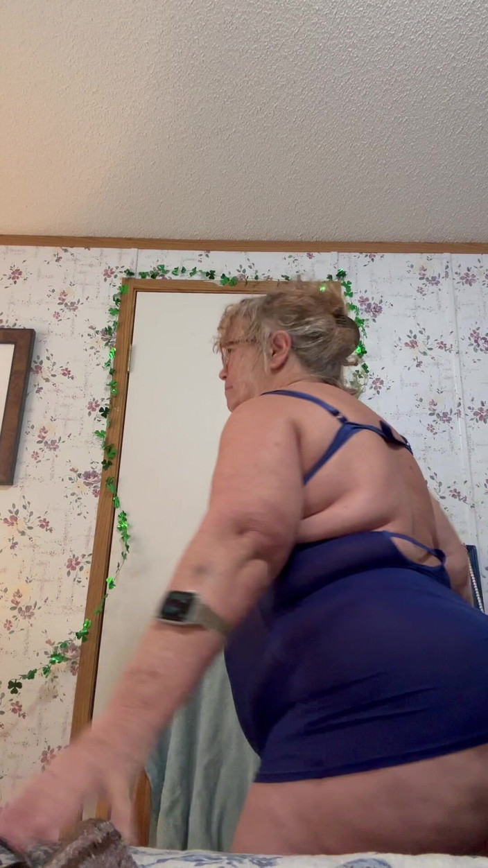 Big Ass 4 U: おばあちゃんはSmペニスをファックしないでください。彼女は屈辱を与える