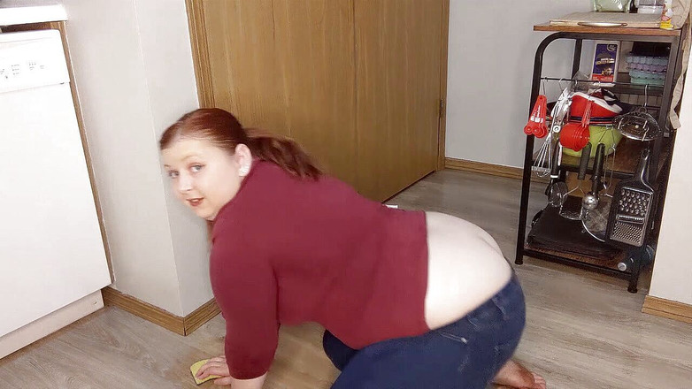 Sin Spice by Sophia Sinclair and Jasper Spice: Дупа показує протирання підлоги