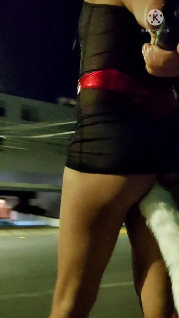 Traviezisha: 贞带的娘娘腔变装者晚上在街上走动，她的狐狸尾巴肛门塞在她体内