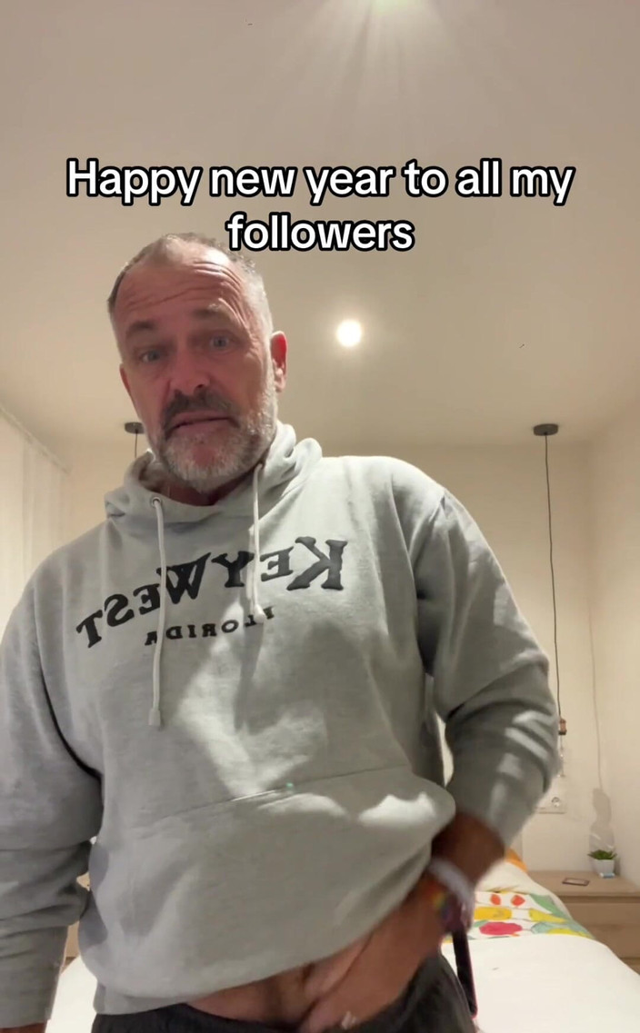 Daddybearvlc: नया साल मुबारक हो - अनुमान लगाएं कि जब मैं वापस आता हूं तो आपको क्या इंतजार करता है