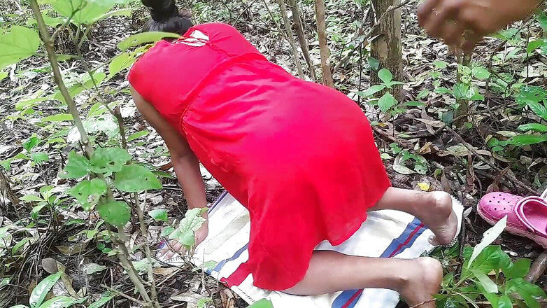 Marys: Velký zadek dívky venku a tak panna je nahá pro šukání...