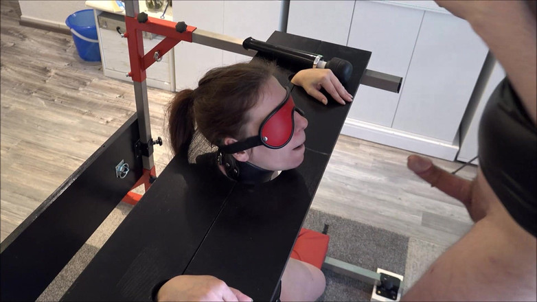 Master-Thomas: Раб беззахисний у стовпі, доведений до оргазму на Сібіані