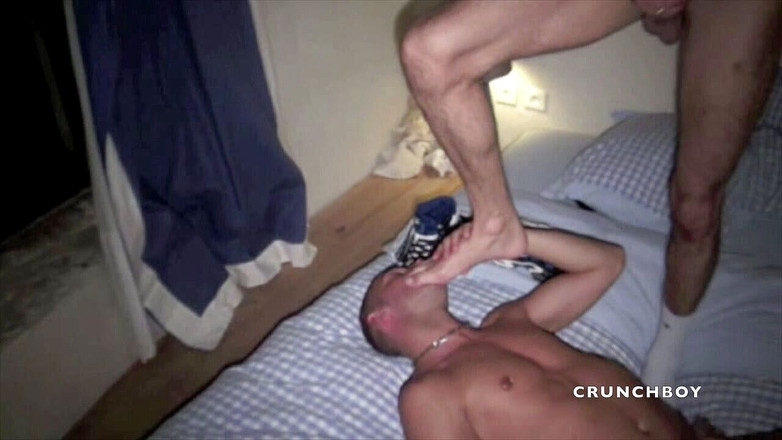 Sneaker gay: बैडबॉय के लिए पैर और पैर जमा करना