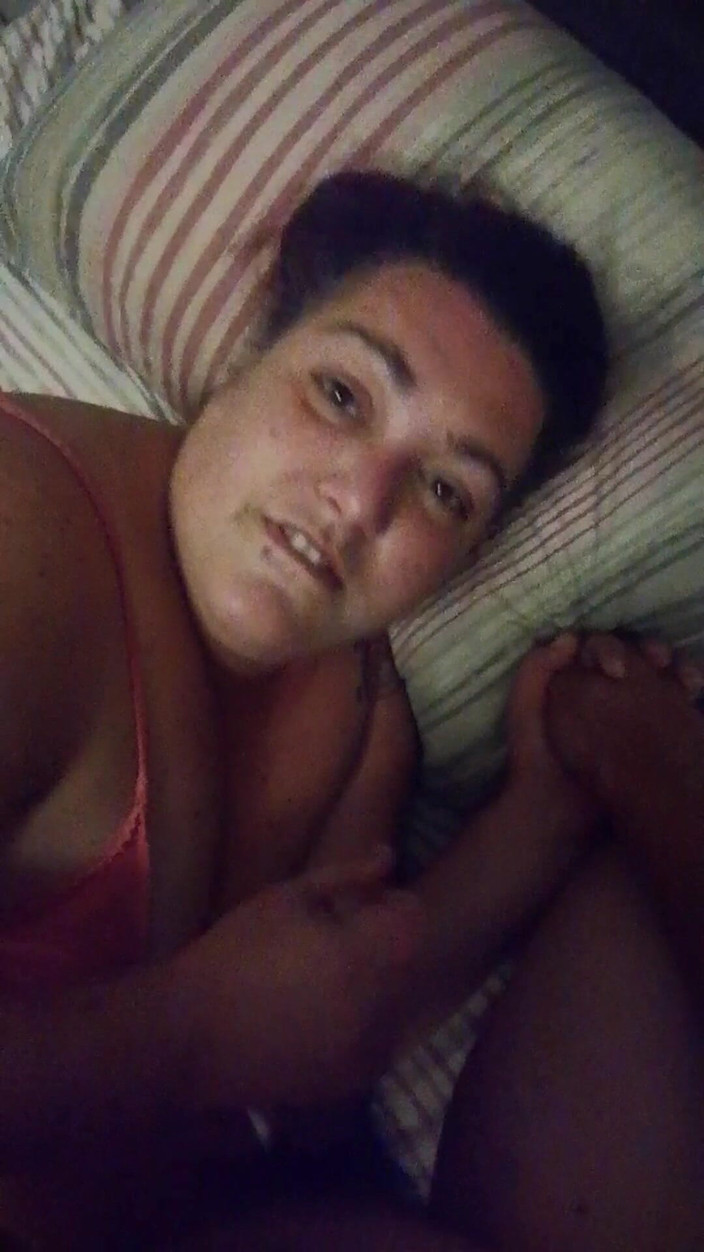 Chupita84: Цицькаста дружина робить чоловікові мастурбацію і отримує камшот на обличчя