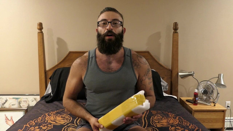 TripleXTransMan: Jeu sensuel avec un gode en verre