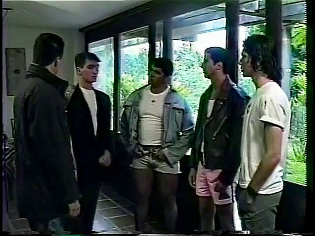 Gays Case: Heißer hengst sitzt auf einem tisch, damit sein schwuler liebhaber...