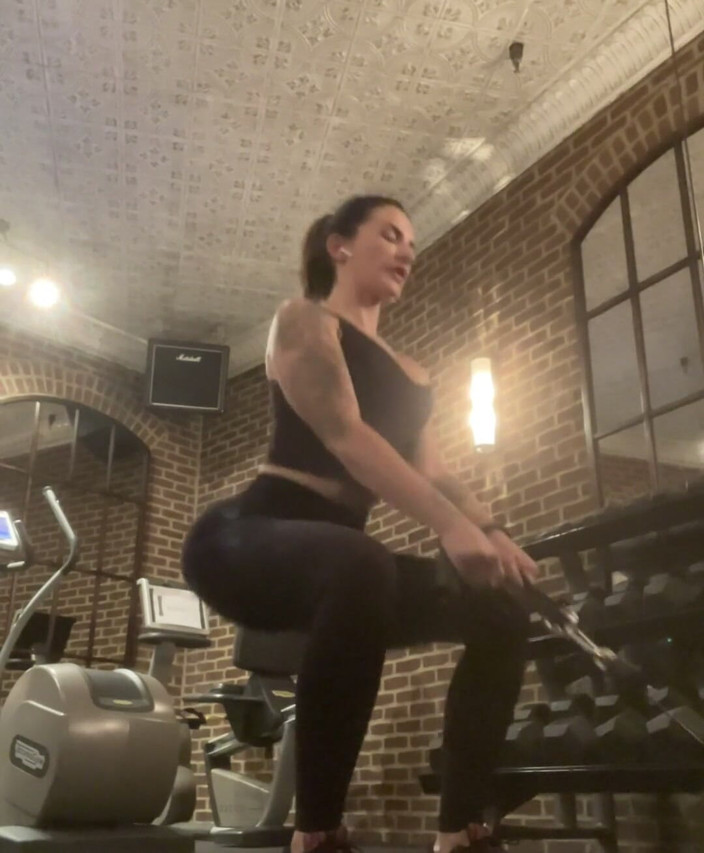 Adreena Winters: 그것의 월요일! 내가 어디에 있는지 짐작해!?  베타 소년을 계속!