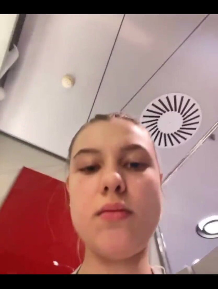 JuiceLussie: Masturbieren sie in der Umkleidekabine. Umziehen und titten blankziehen