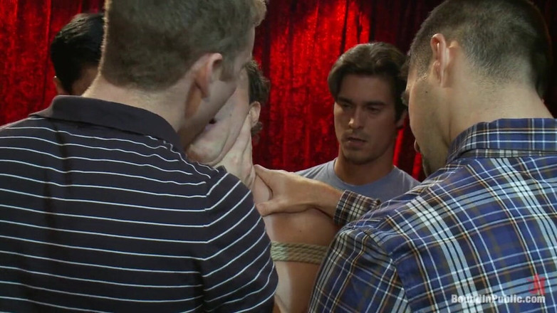 Bound in public: Nadržení muži