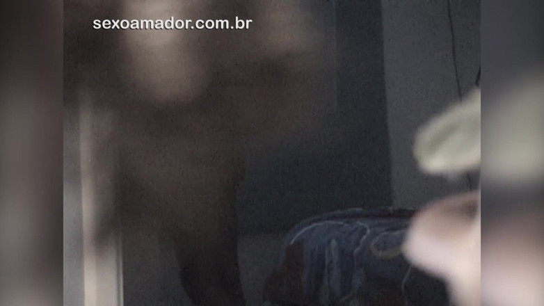 Amateurs videos: Braziliaans meisje laat haar vriendje haar naakt filmen terwijl ze...