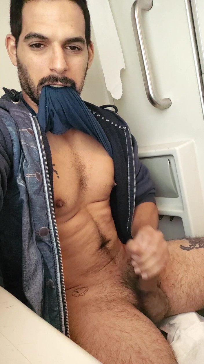 Grayalpha: Mrdka ve vlaku v koupelně