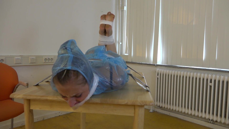 Restricting Ropes: Çalışma masalarına bantlandı