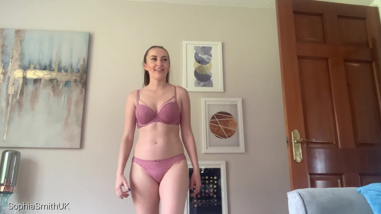 SophiaSmithUK: Tendangan tinggi yang comel