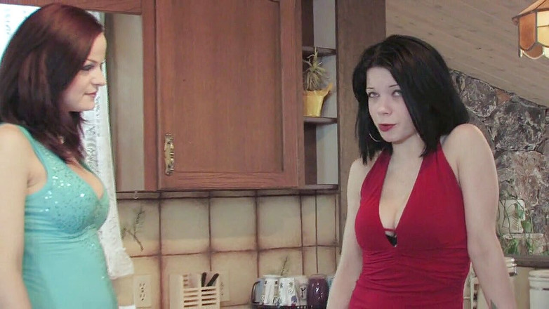 Lesbo Tube: 两个漂亮的女郎以69式互相舔舐对方的阴户