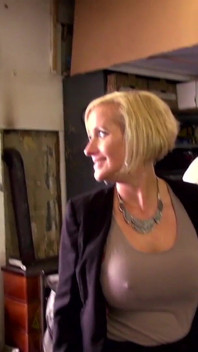 Sexy milf krijgt een warme neukpartij en een warme lading op haar gezicht