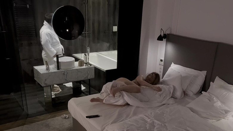 DedeDeville: Người phụ nữ trẻ tuyệt đẹp hứng tình đụ cha dượng của...