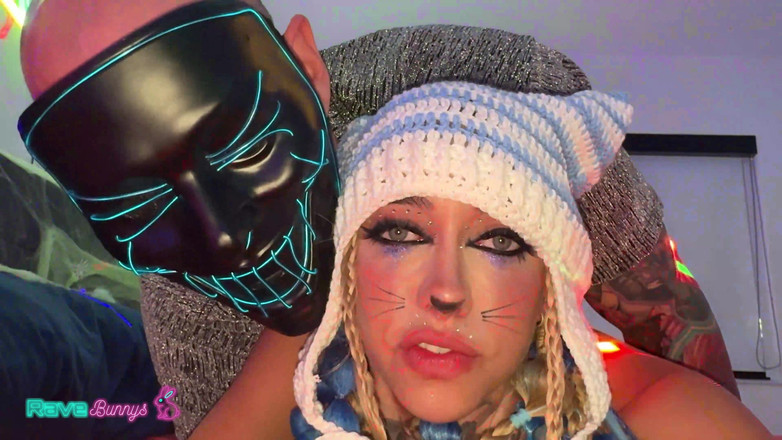 Rave Bunnys: 好色的Bunny khloe kapri被精液覆盖！