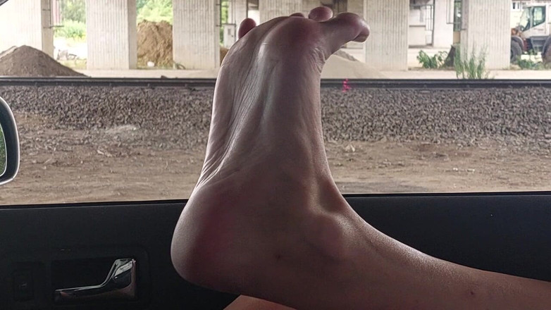 sweetfeet29: Stopy skierowane w samochodzie