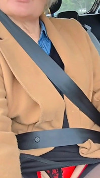 MILF Chaude Et Sexy En Voiture