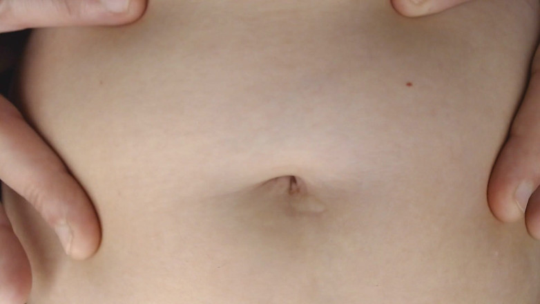 Abby Anna: Gioca con il pulsante del ombelico immergendosi poking scuote la...