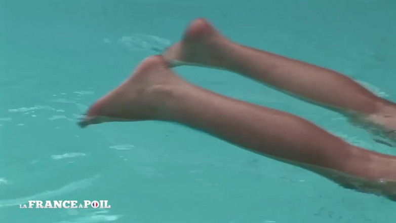 Girls Bang: 崇高的娇小阿拉伯荡妇在游泳池里晒日光浴被肛交