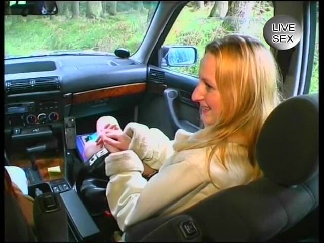 Crispy Teens: Blonde girl lets her boyfriend finger her in the car