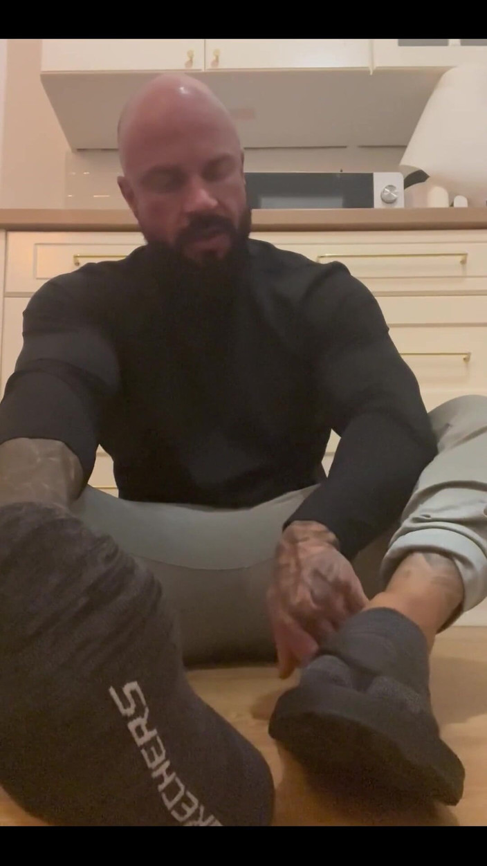 Jasons feet: 臭いビーチサンダルの匂いを嗅がせます