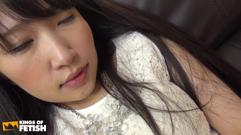 Pure Japanese adult video ( JAV): Menina japonesa brinca com seu arbusto molhado na entrevista de...