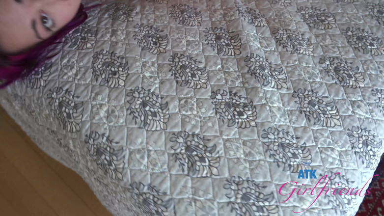 ATK Girlfriends: Je begint met Lily's strakke kontgaatje op te eten terwijl...