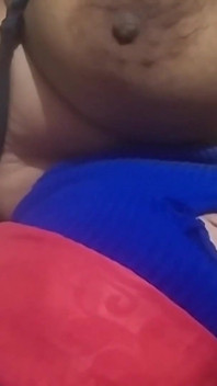 Une femme à gros nichons suce deux bites à son insu et avale le sperme d'un inconnu