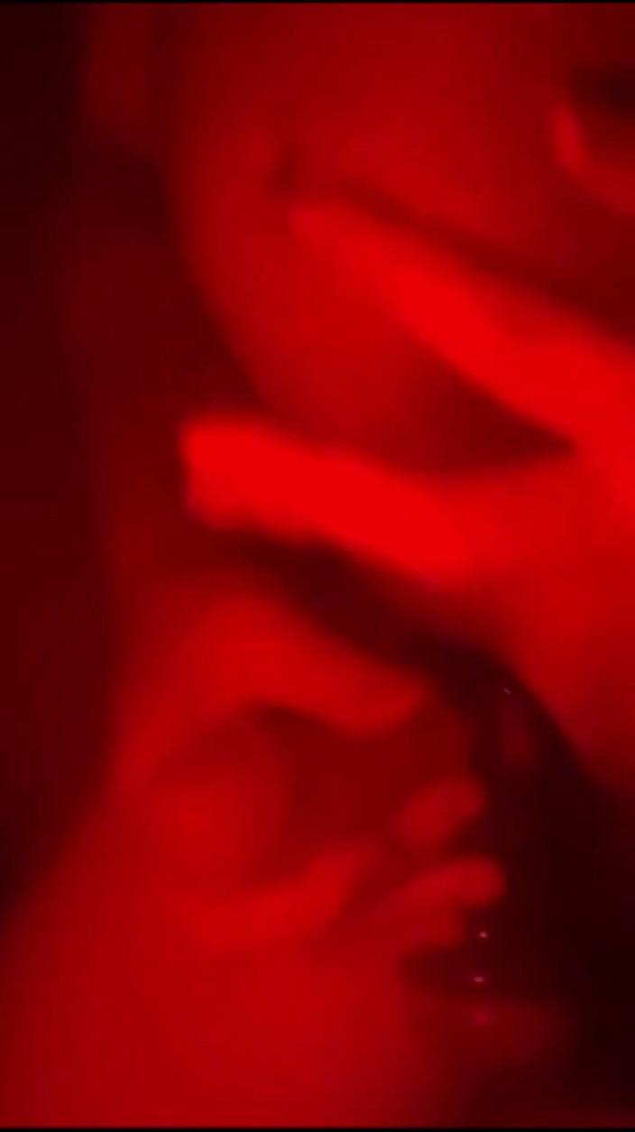 Kane Santiago: Masturbación aceitosa en monocromo rojo