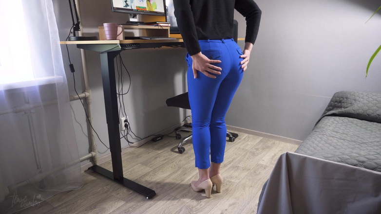 Teasecombo 4K: ऑफिस सेक्रेटरी पैंटी लाइन को पैंटी उतारने तक चिढ़ाती है