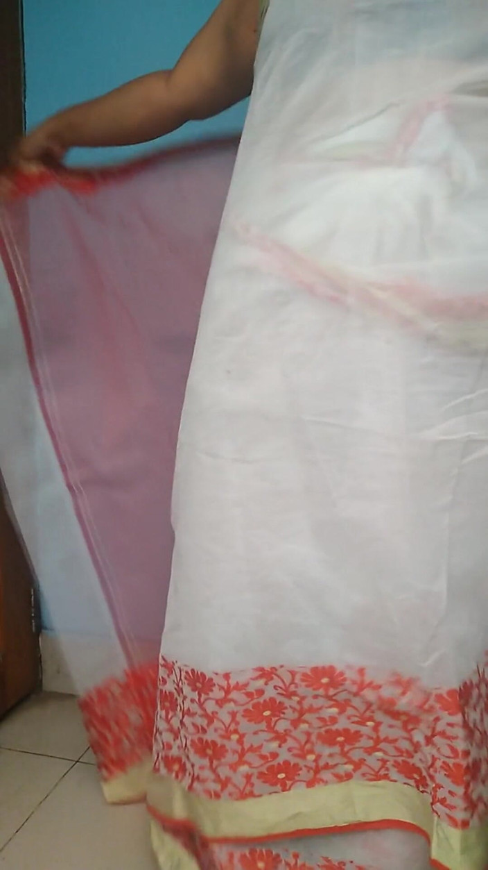 Aria Mia: Дружина стає гарячою перед тестем і знімає своє сарі - індійський секс