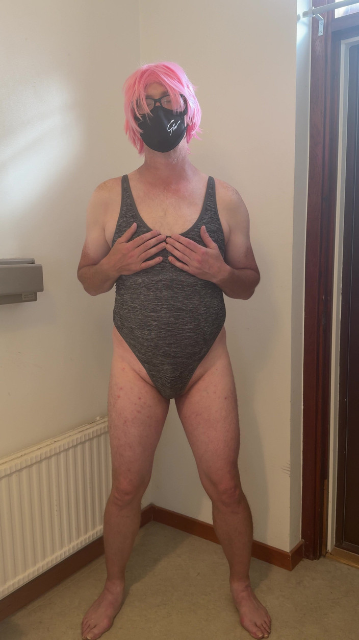 Julia Trans: Повія в рожевому волоссі мастурбує і кінчає і мочить себе