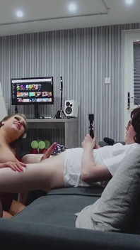 Blowjob untuk nerd dengan wanita kamera menyertai