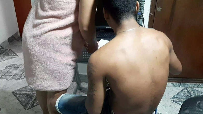 Carlo: 내 의붓여동생은 나에게 멋진 입으로 주기 위해 내 의무에서 나를 산만하게 합니다