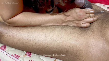 Hot 365 Entertainments: Couple indien romantique - léchage de crème glacée sur le pénis -...