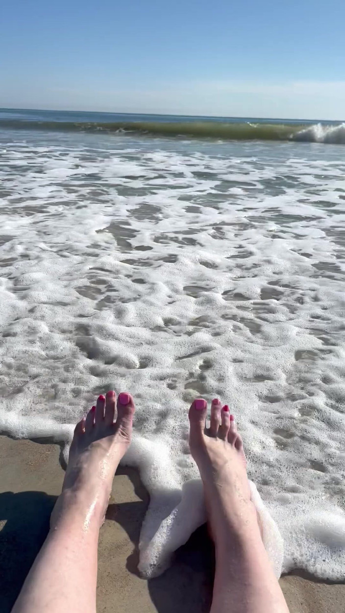 Peppermint Giantess: Des vagues s’écrasent sur une taille 16 pieds et jambes