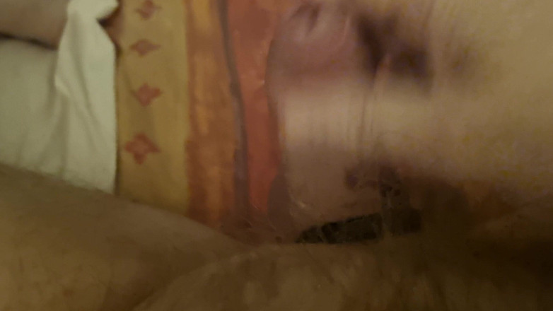 Pellefnatt: 继父躺下，撸他的鸡巴直到他高潮。他喜欢当我观看时玩他的鸡巴。