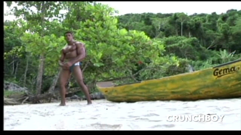 Gaybareback: Rencana bagus untuk tiga orang di pantai di depan umum