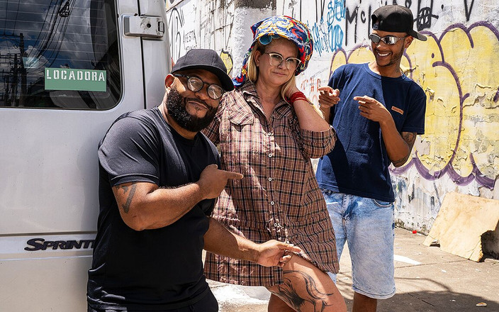 MaturePickup: Matură țâțoasă agățată pentru sex în grup anal