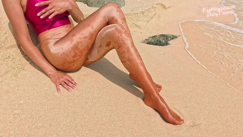 Shiny teens: Collant in spandex dorati e costume da bagno sulla spiaggia