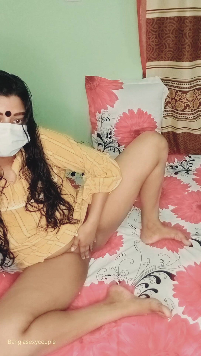 Banglasexycouple: 집에 없는 동안 젖은 보지를 자위하는 아름다운 소녀