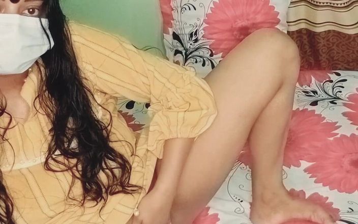 Banglasexycouple: Hermosa chica se masturba su apretado coño mojado mientras no...