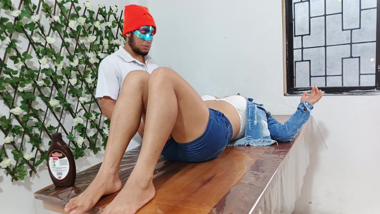 NEGRITA SEXY: Edepsiz üvey erkek kardeş üvey kız kardeşinin pelvisine çikolata püskürtüyor ve sonra lezzetli...