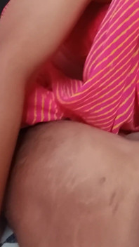 Sexy empregada indiana ajudou seu dono a aliviar o corpo fazendo sexo, áudio hindi completo