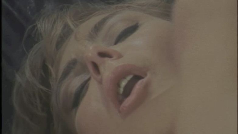 pornitaliangraffiti: Perfekt Blondina Får Stryk