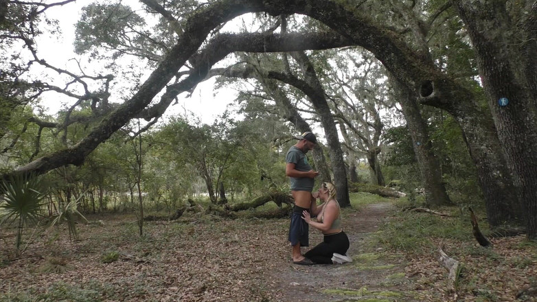 Island Boy Vids: Passeggiata nel bosco pompino con Monica Raye