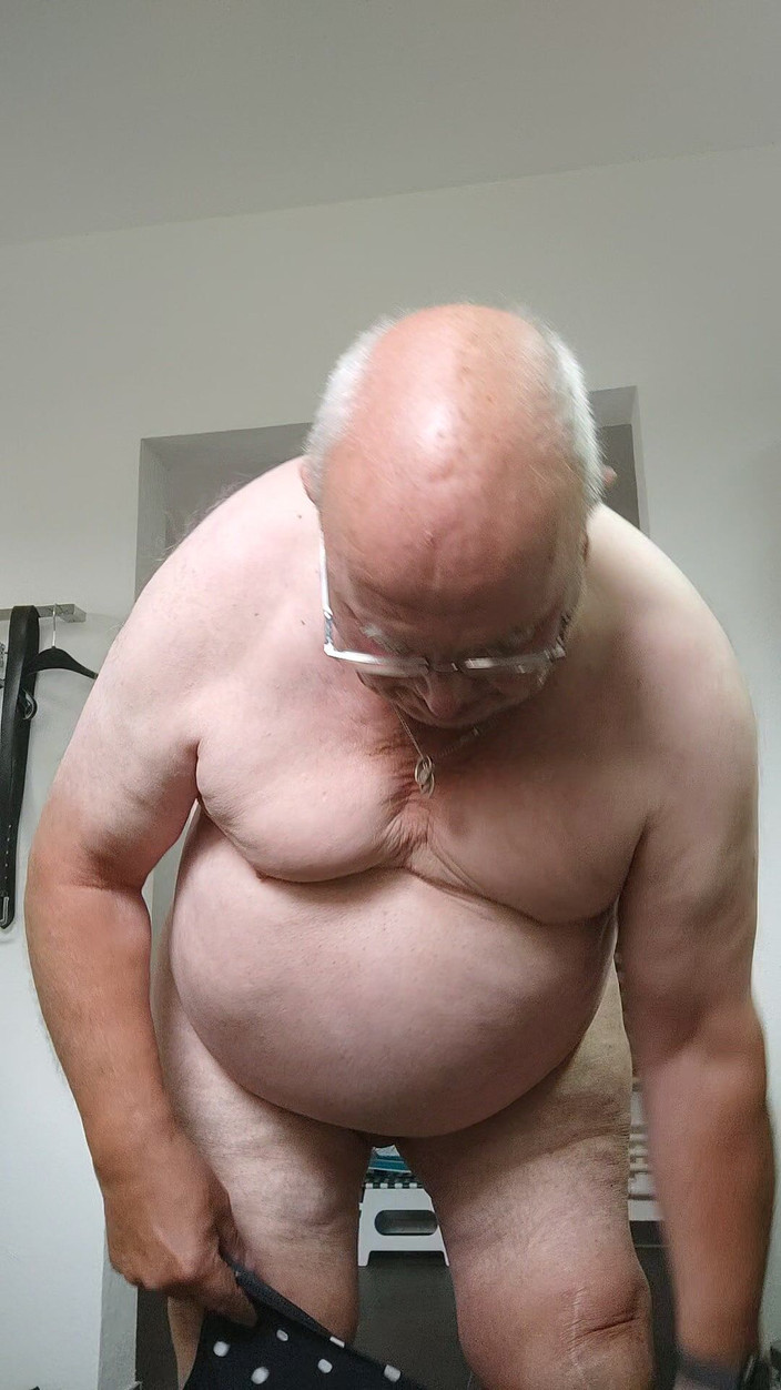 Karlchengeil: Cantik dalam sut mandi isteri