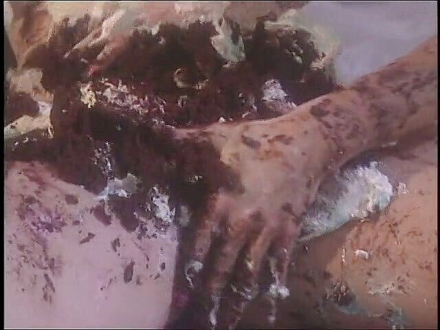 Girls of Desire: 热辣的女同性恋者在厨房做爱